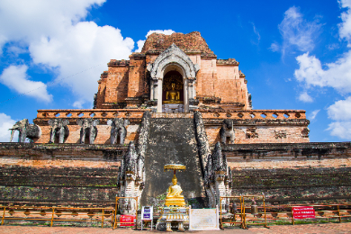 【日本語ガイド】【半日】選べる午前/午後　古都チェンマイ観光ツアー　トゥクトクで周るチェンマイ3寺院巡り＆手工芸品の村サンカンペーン訪問