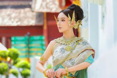 【日本語ガイド】タイの民族衣装（ヘアメイク・カメラマン付き）ターペー門周辺で撮影ツアー　