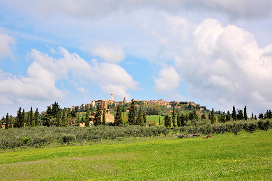 世界遺産オルチャ渓谷の街巡り♪モンタルチーノ・ピエンツァ・モンテプルチアーノ日帰り終日ツアー！ワイナリーでのワイン＆チーズテイスティング付き