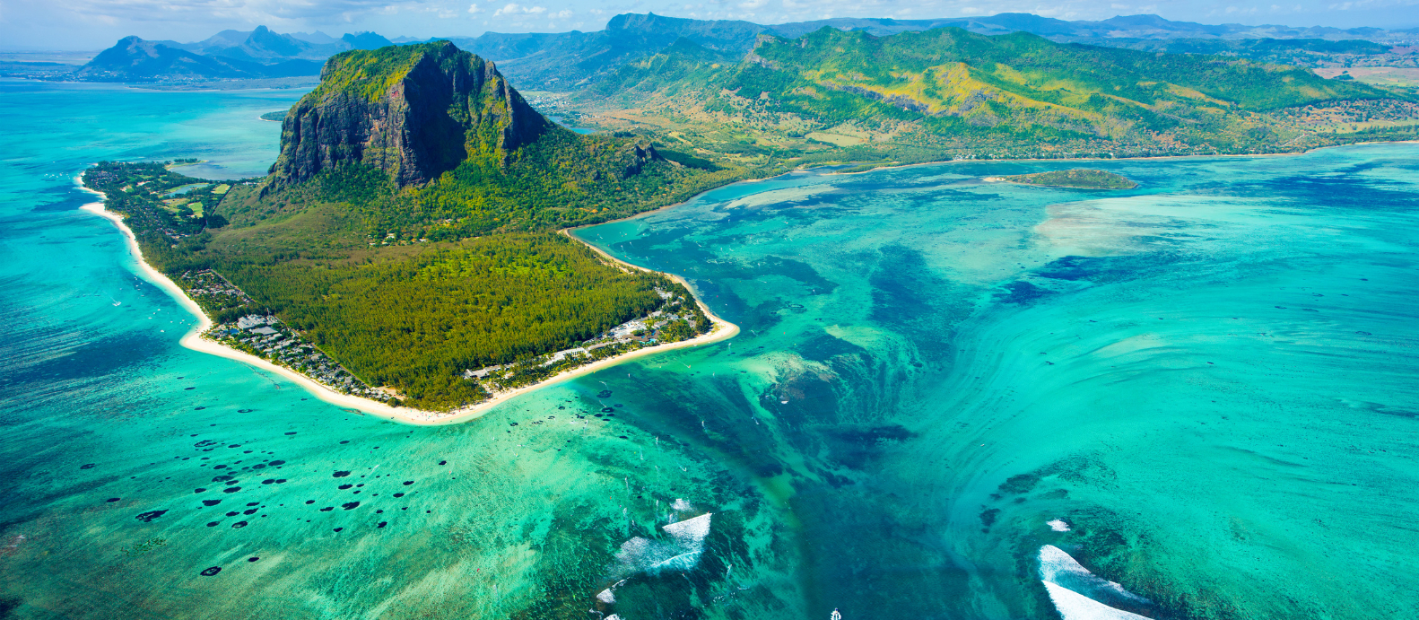 現地体験オプショナルツアー予約 トリップレックス 海外旅行のstw モーリシャス 絶景 海に流れ落ちる幻の滝 ヘリコプター遊覧