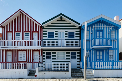 ＜プライベートツアー＞
専用車で行く コインブラ、アヴェイロとコスタノヴァ 1日観光