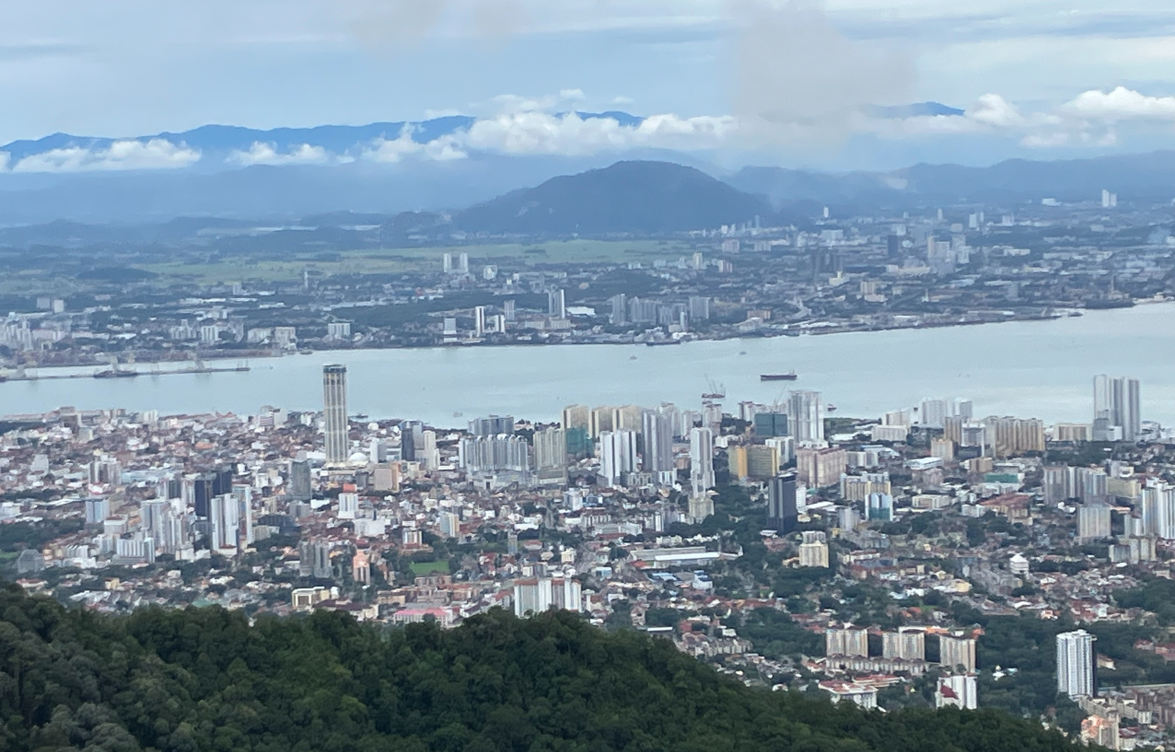 【日本語ガイド】マレーシア国内最大規模のタイ、中国、ビルマ式が混在する仏教寺「極楽寺」を訪れ、サンセットタイムは夜景が美しい「ペナンヒル」で夕食 