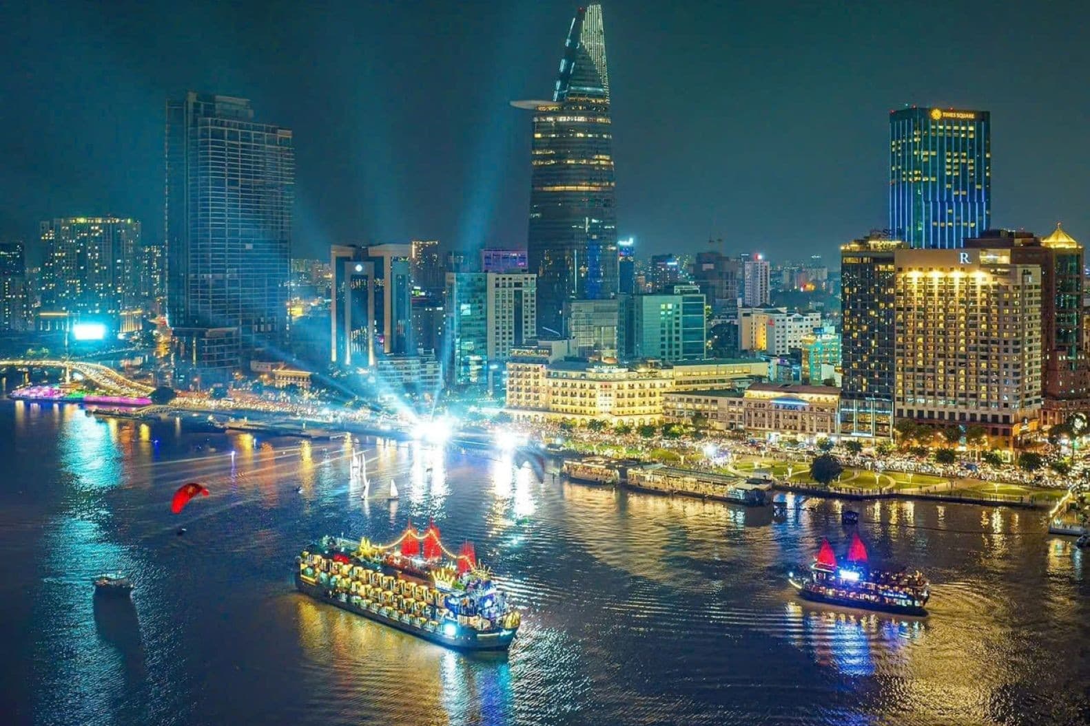 ≪サイゴン川ディナークルーズ≫<br>人気大型船インドシナクルーズ<br>∼優雅に大都市の夜景を楽しみながらクルーズディナー∼